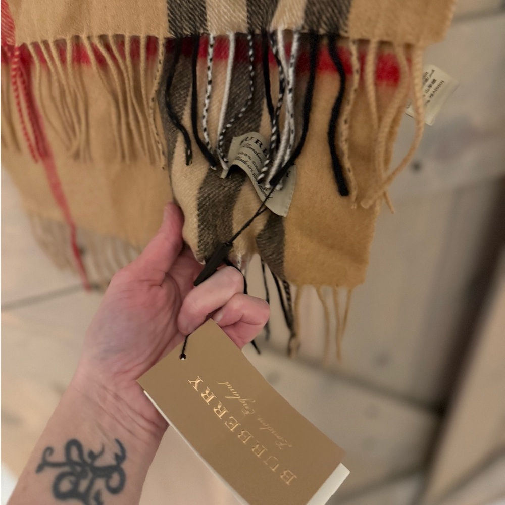 NWT Burberry Beige Classic Checkered Cashmere Scarf - Picture 3 of 8